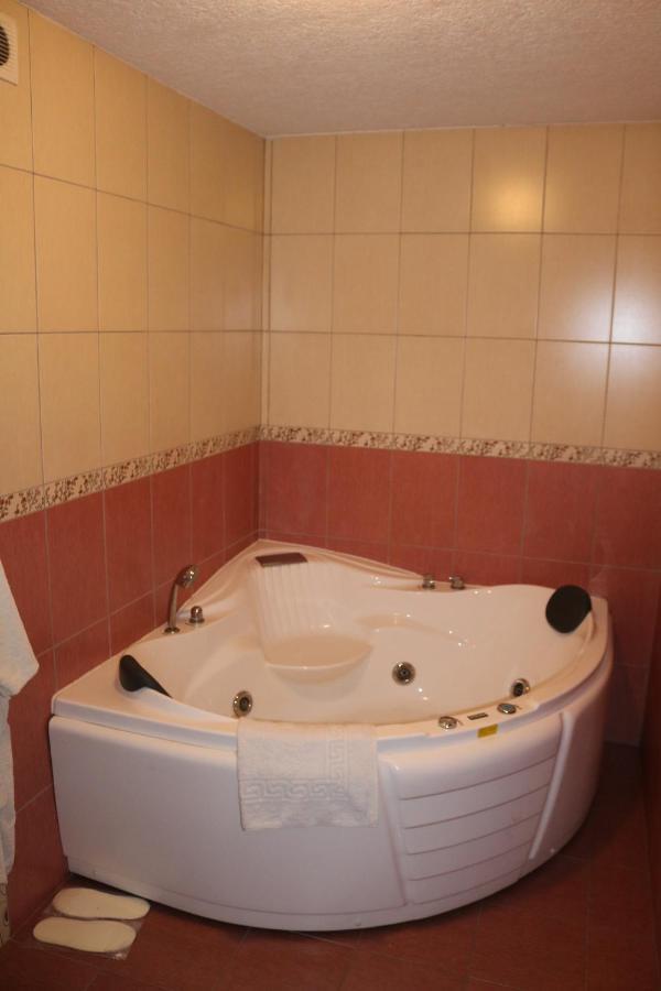 Готель ***Феєрія Tyachiv Extérieur photo