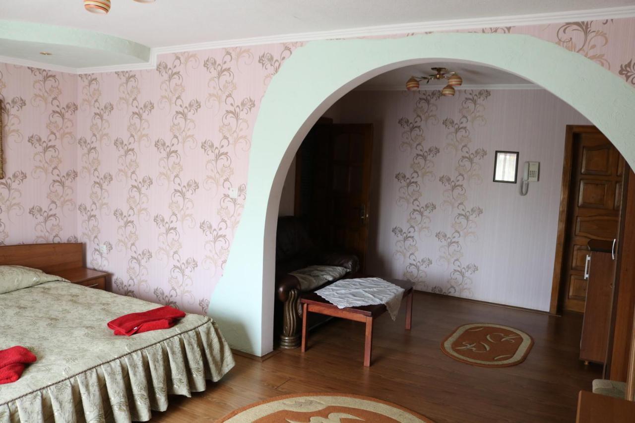 Готель ***Феєрія Tyachiv Extérieur photo