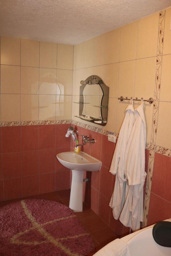 Готель ***Феєрія Tyachiv Extérieur photo